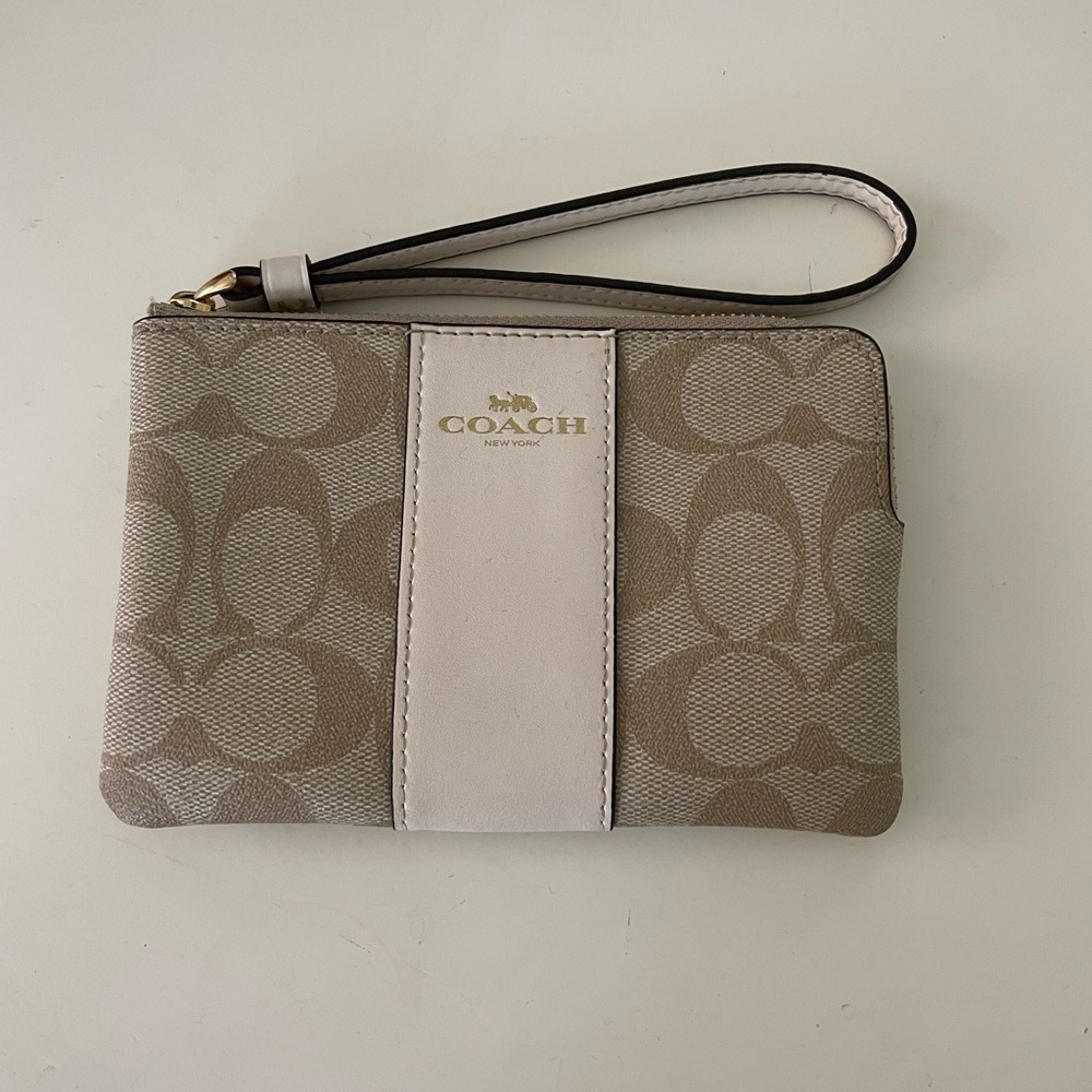 gently used coach wristlet